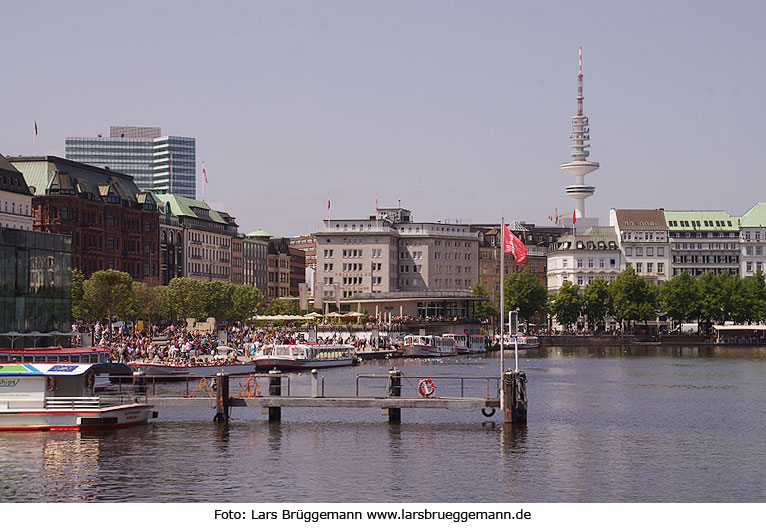 Hamburg Reiseführer und Tourismus: Der Hamburger Jungfernstieg mit dem Fernsehturm