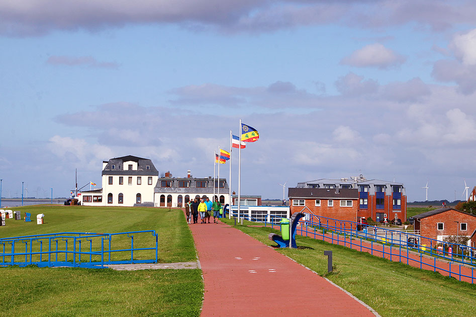 Auf dem Deich in Dagebüll im HIntergrund das Strandhotel