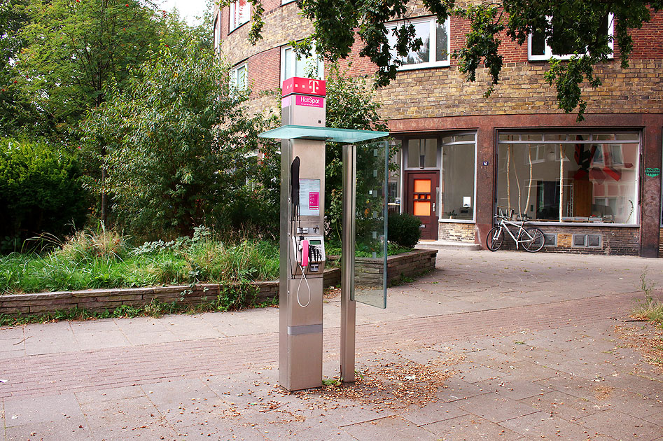 Eine Telefonzelle in Hamburg-Bahrenfeld an der Ecke Bahrenfelder Steindamm / Thomasstraße