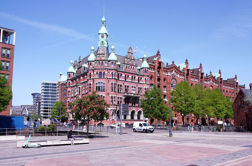 Das HHLA Verwaltungsgebäude St. Annen in der Hamburger Speicherstadt neben der Hafencity