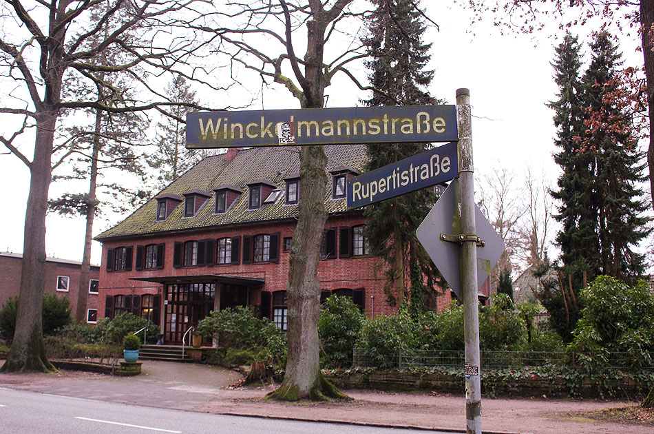 An der Kreuzung Winckelmannstraße / Rupertistraße in Hamburg-Nienstedten befindet sich die Missionsakademie