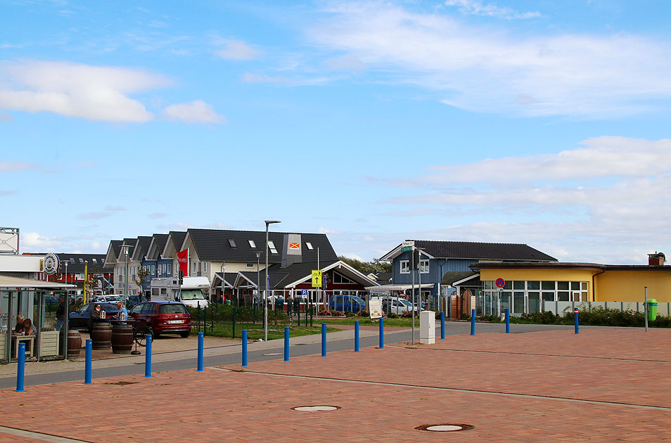 Die Nordseestraße mit Restaurants und Einkaufsläden in Dagebüll