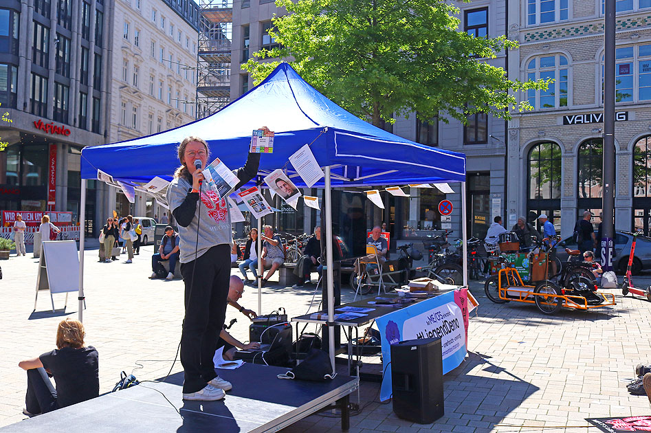 Liegenddemo in Hamburg auf dem Gänsemarkt