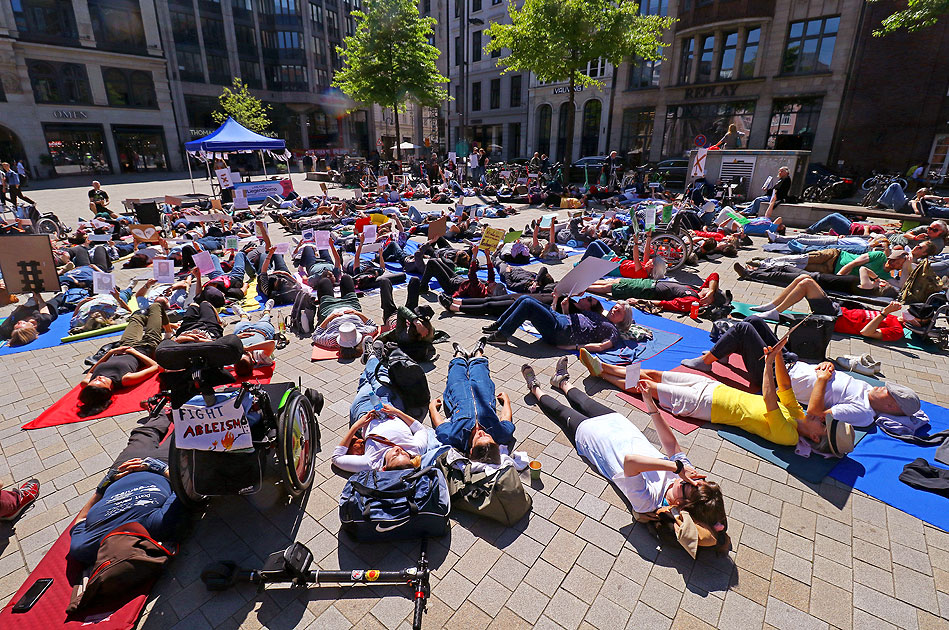 Liegenddemo in Hamburg auf dem Gänsemarkt