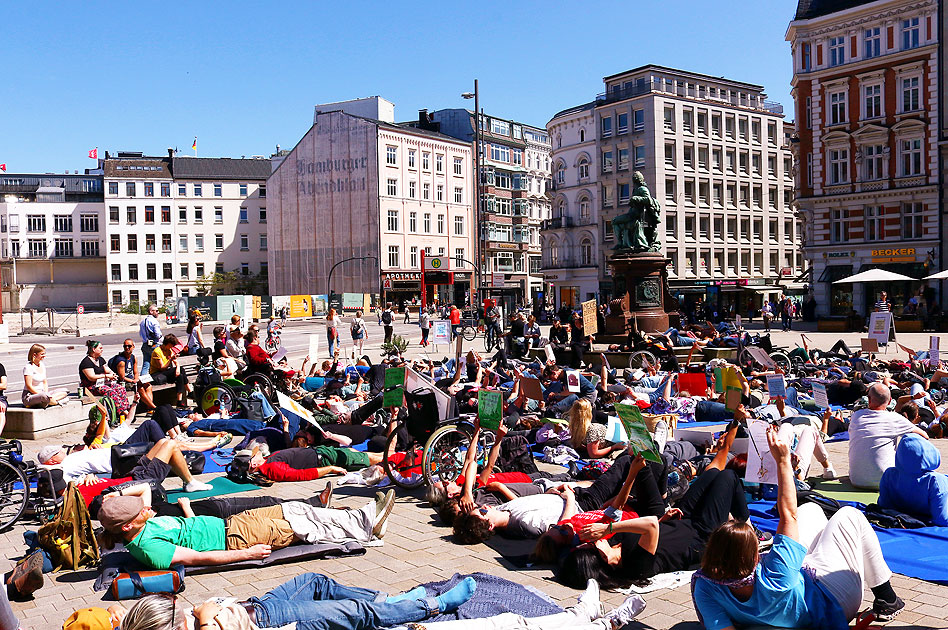 Liegenddemo in Hamburg auf dem Gänsemarkt