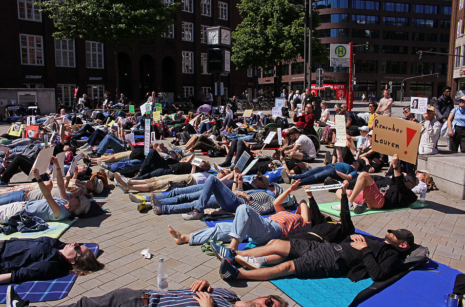 Liegenddemo in Hamburg auf dem Gänsemarkt