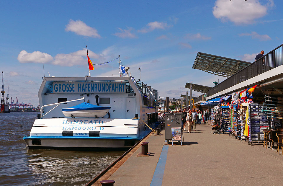 Große Hafenrundfahrt in Hamburg an den Landungsbrücken