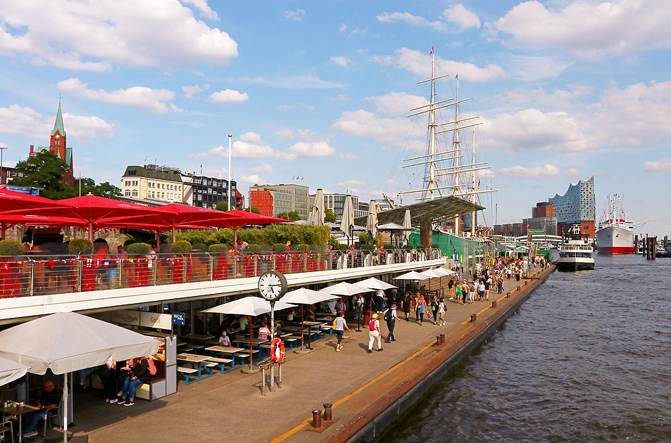 Die Landungsbrücken in Hamburg sind das Sinnbild für Urlaub in Hamburg