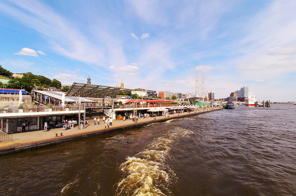 Der Anleger Landungsbrücken in Hamburg an der Elbe