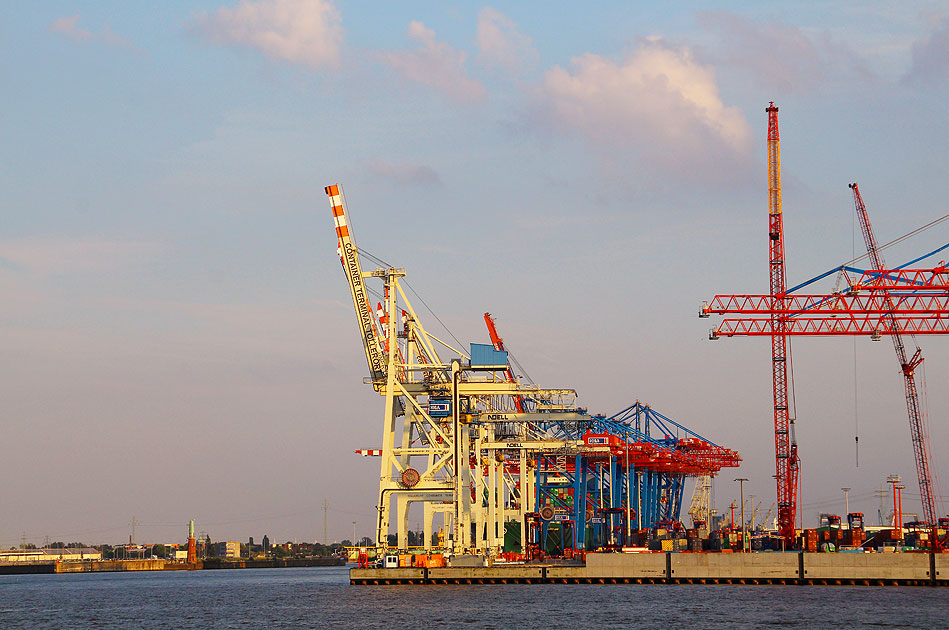 Der Hamburger Hafen mit dem Containerterminal Tollerort von der HHLA