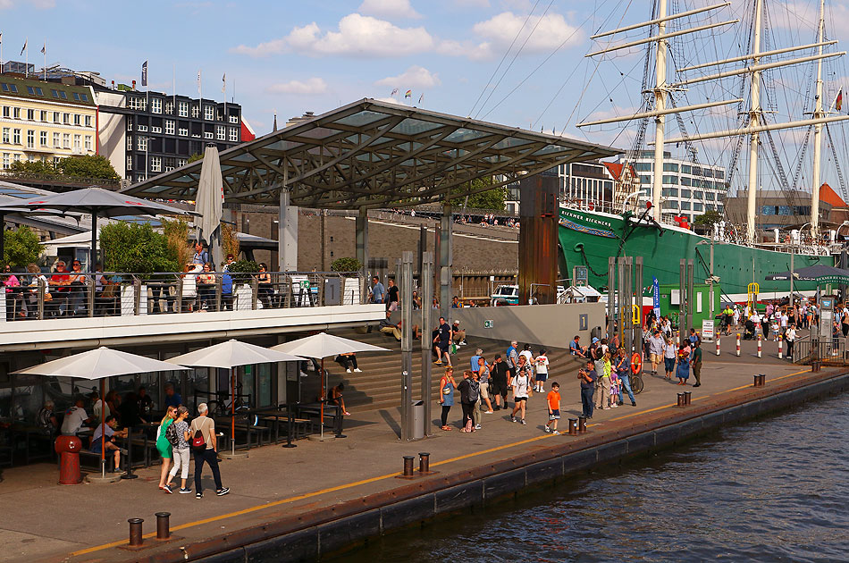 Die Brücke 1 an den St. Pauli Landungsbrücken in Hamburg