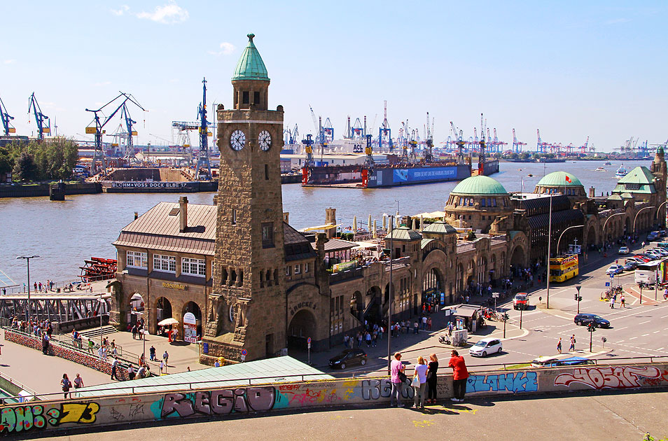 Die Landungsbrücken in Hamburg vom Stintfang - Abfertigungsgebäude aus Tuffstein mit Pegelturm