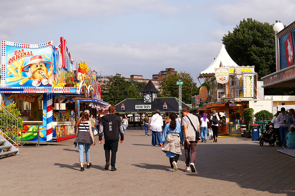 Der Hamburger Dom ist ein großes Volksfest auf dem Heiligengeistfeld