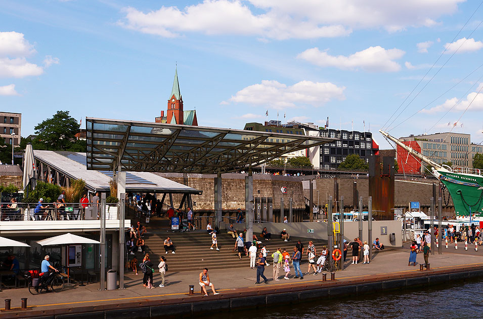 Die Brücke 1 an den Landungsbrücken in Hamburg