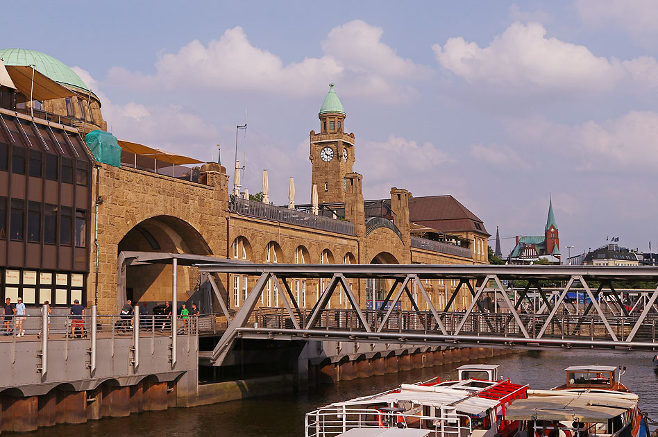 Die St. Pauli Landungsbrücken in Hamburg