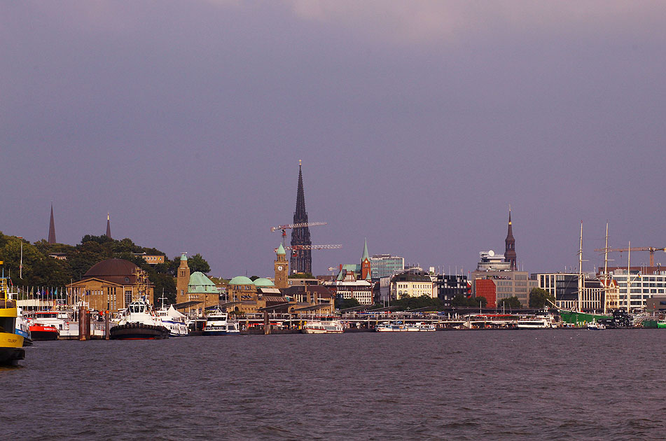 Vom Anleger Altona Fischmarkt hat man einen wunderbaren Blick über die Elbe auf die Landungsbrücken und jede Menge Kirchtürme