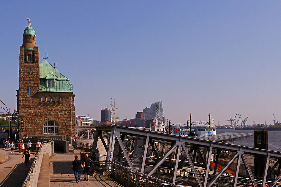 Das Abfertigungsgebäude der Landungsbrücken in Hamburg