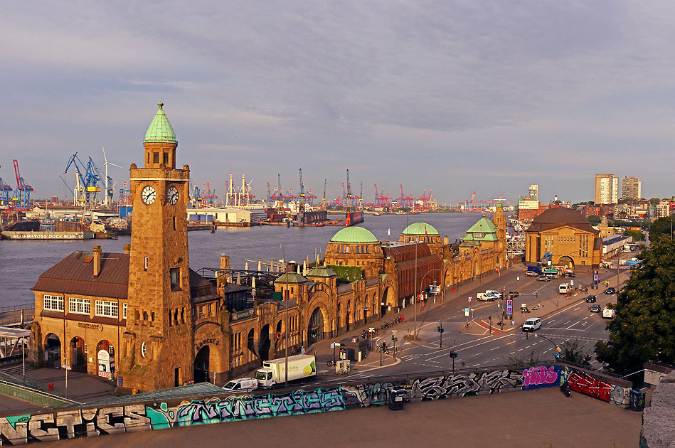 Die Landungsbrücken in Hamburg