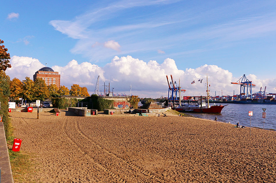 Der Elbstrand von Övelgönne in Hamburg an der Elbe