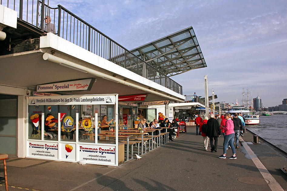 Der Anleger an den St. Pauli Landungsbrücken bietet zahlreiche gastronomische Angebote