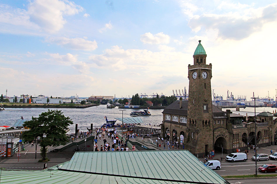 Landungsbrücken in Hamburg mit dem Pegelturm
