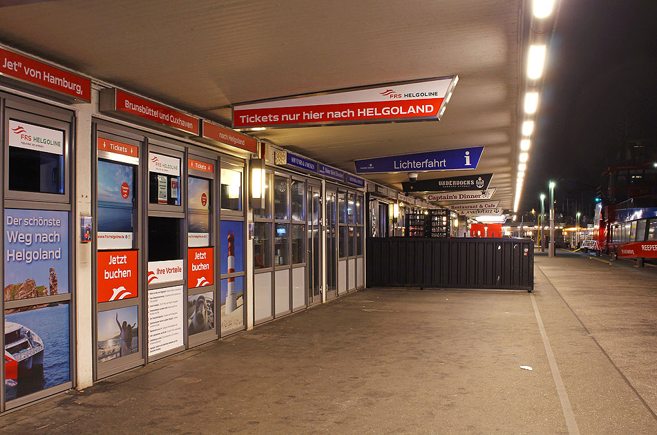Abends an den St. Pauli Landungsbrücken in Hamburg