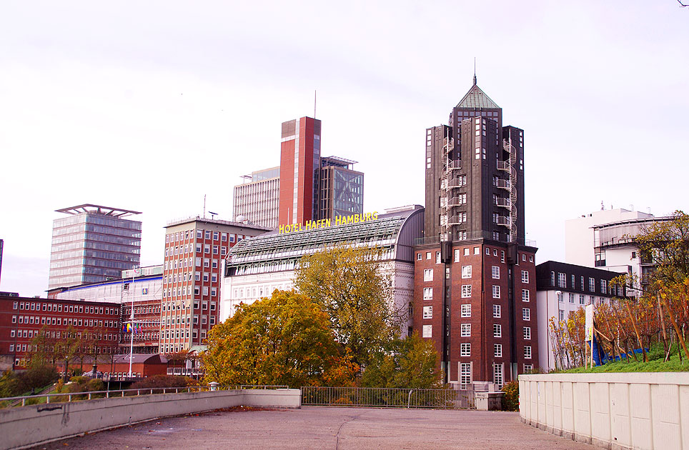 Oben auf dem Stintfang und das Hotel Hafen Hamburg