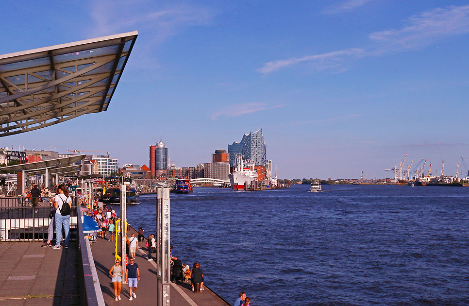 Die St. Pauli Landungsbrücken in Hamburg