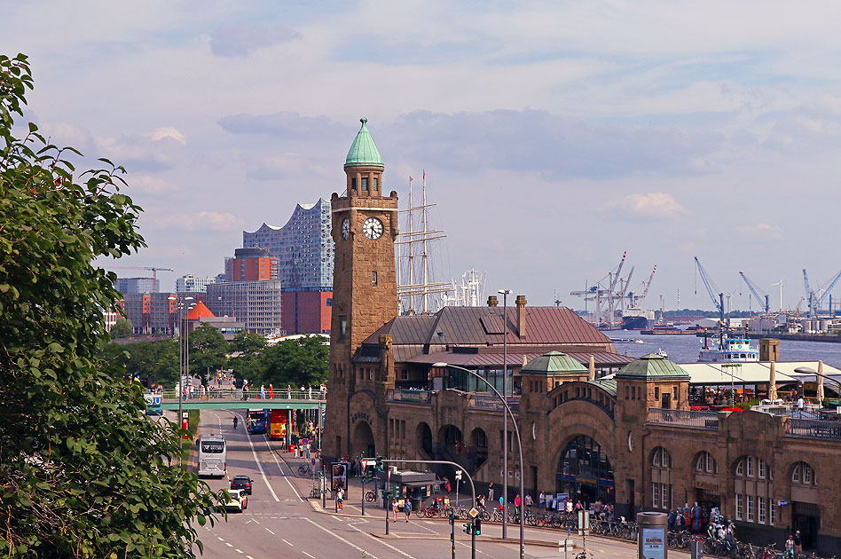 Der Pegelturm an den St. Pauli Landungsbrücken in Hamburg