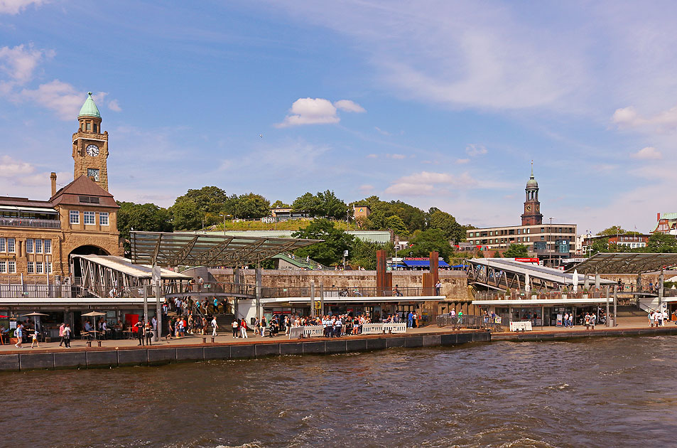Die Landungsbrücken, die Jugendherberge auf dem Stintfang und der Michel in Hamburg