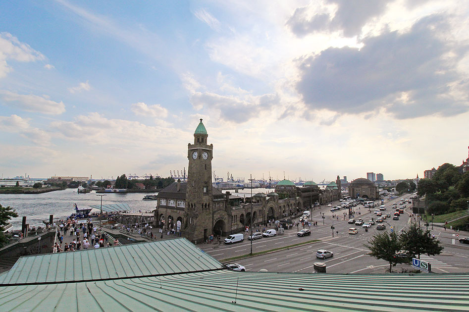 Das Abfertigungsgebäude der St. Pauli Landungsbrücken in Hamburg