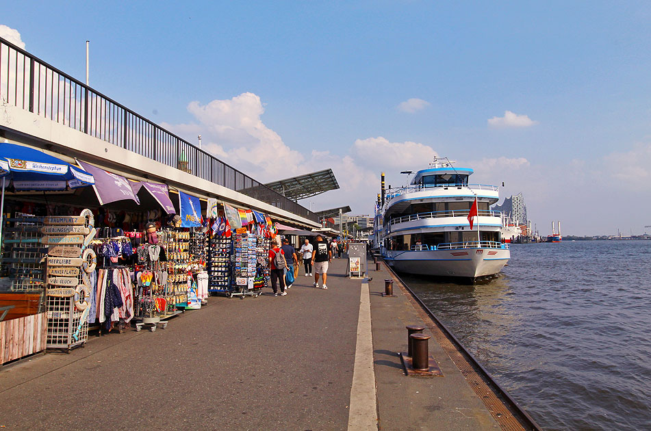 Andenkenläden an den Landungsbrücken in Hamburg