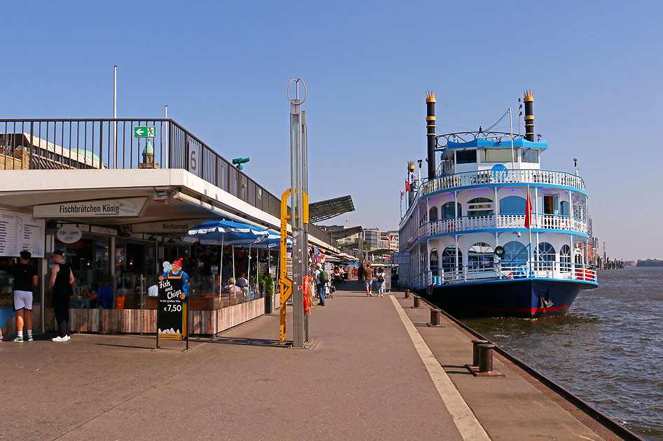 An der Brücke 6 an den St. Pauli Landungsbrücken in Hamburg
