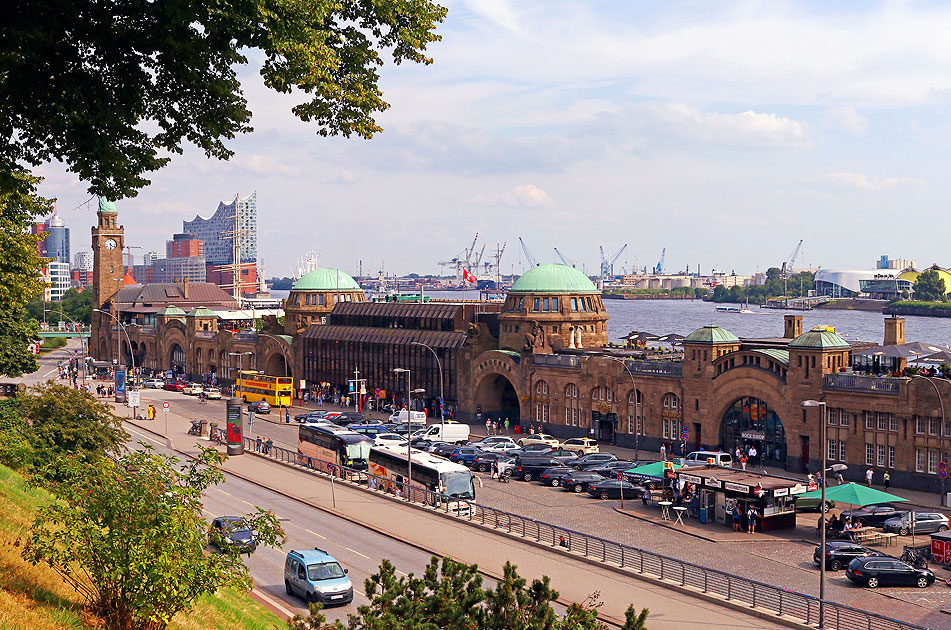 Das Abfertigungsgebäude der St. Pauli Landungsbrücken