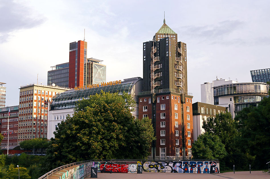 Das Hotel Hafen Hamburg an den St. Pauli Landungsbrücken