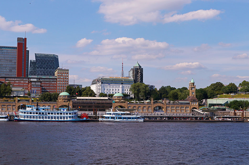 Das Abfertigungsgebäude der St. Pauli Landungsbrücken vom Wasser aus