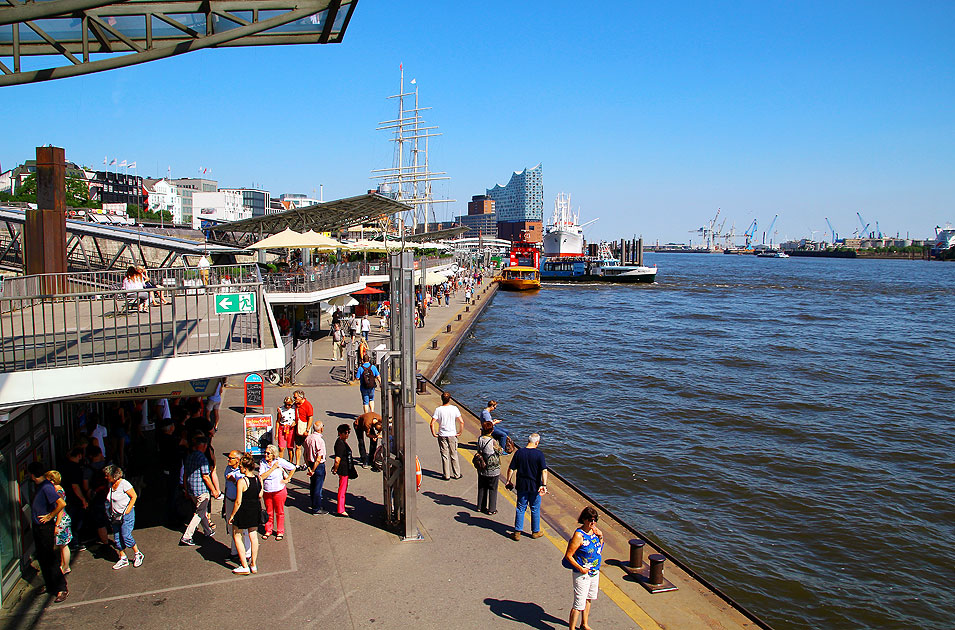 Die St. Pauli Landungsbrücken in Hamburg