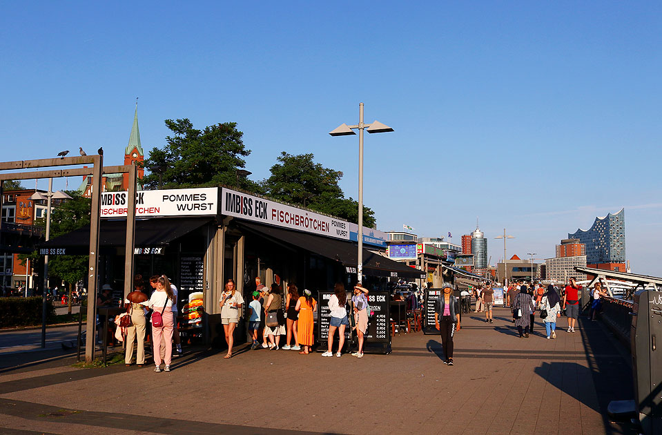 Bei den St. Pauli Landungsbrücken in Hamburg
