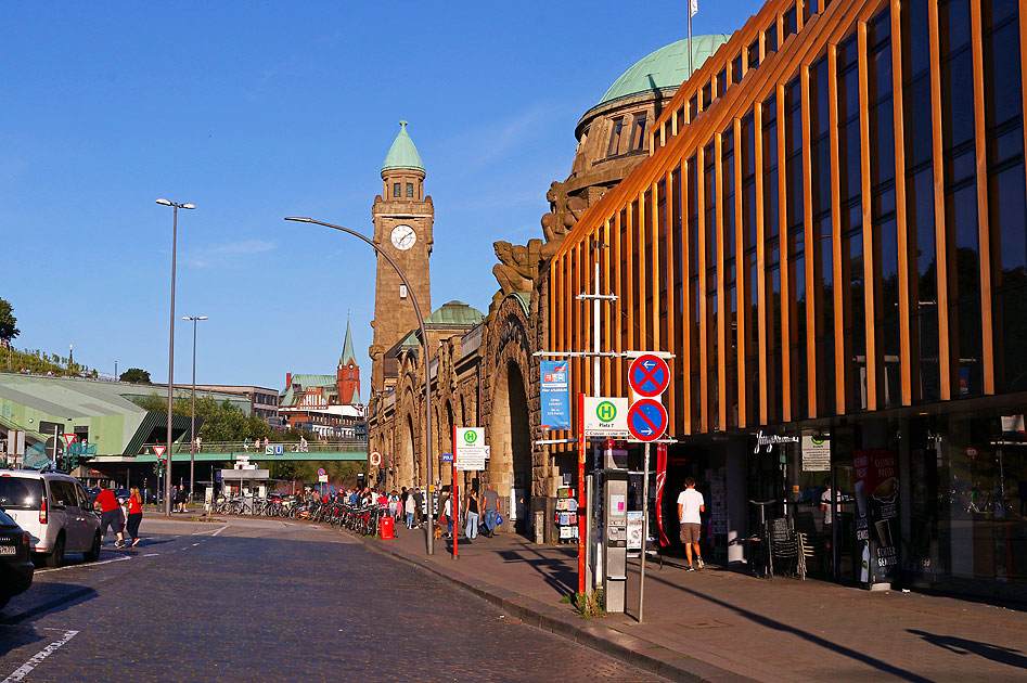 Das Abfertigungsgebäude der Landungsbrücken in Hamburg
