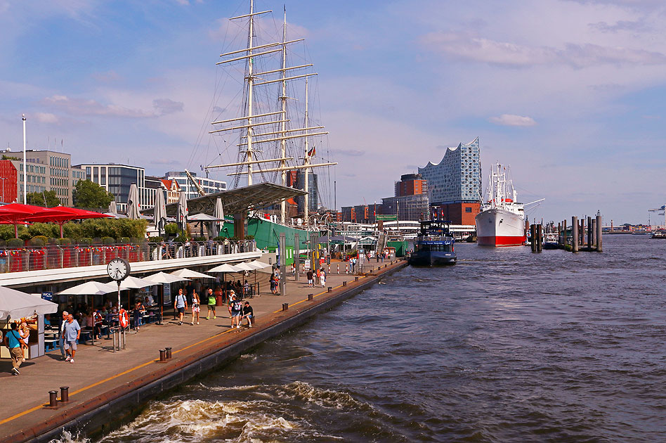 Der Anleger an den St. Pauli Landungsbrücekn in Hamburg
