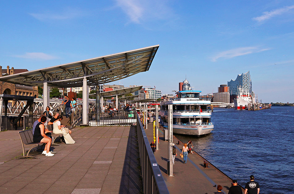 Die Landungsbrücken in Hamburg an der Elbe