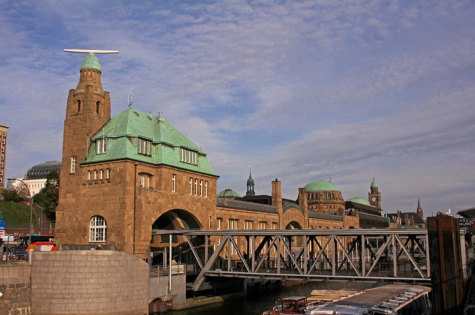 Das Abfertigungsgebäude der St. Pauli Landungsbrücken in Hamburg