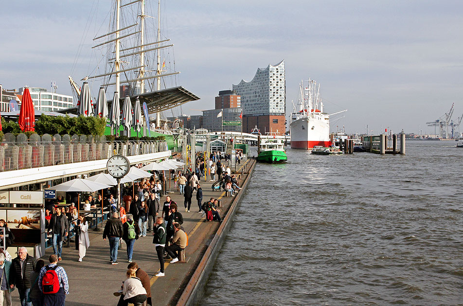 Die Landungsbrücken in Hamburg an der Elbe
