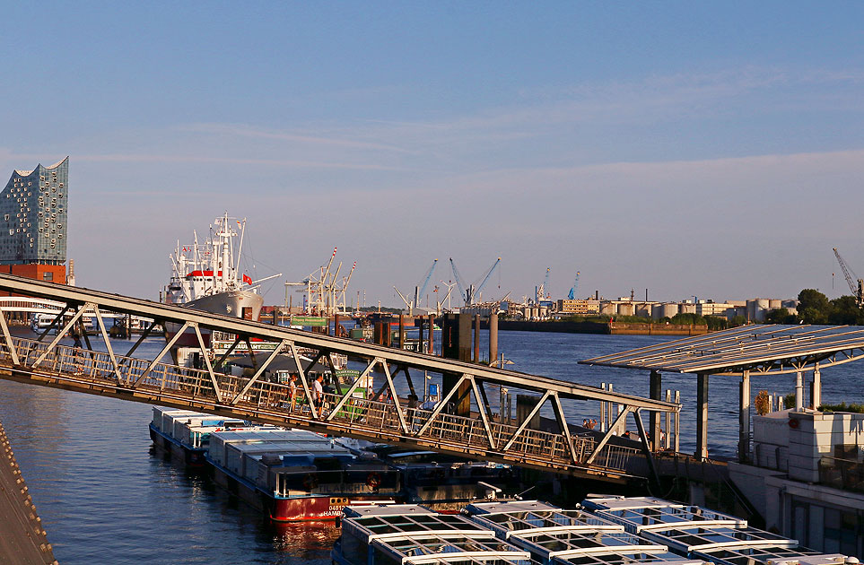 Die Brücke 1 an den St. Pauli Landungsbrücken in Hamburg