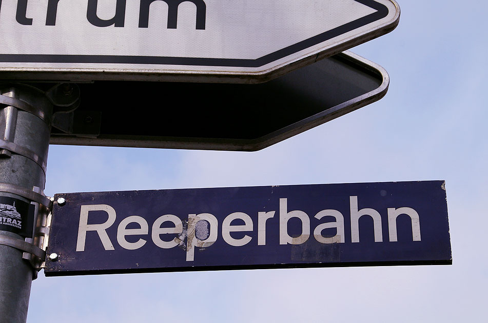 Ein Straßenschild von der Reeperbahn in Hamburg