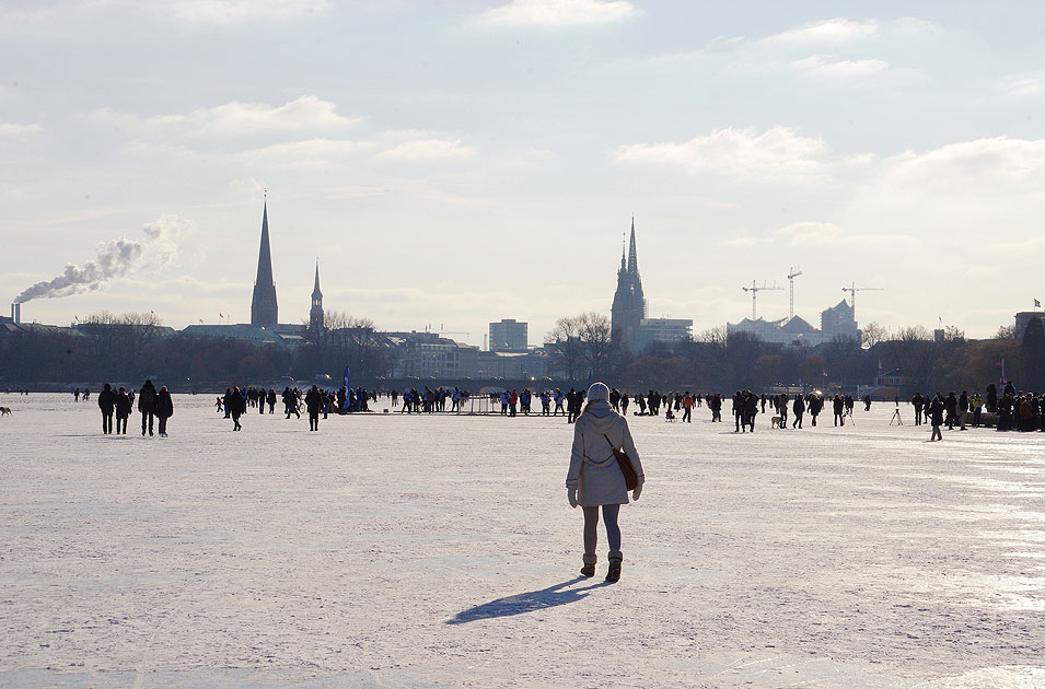 Die Alster in Hamburg - Blick auf die Lombardsbrücke