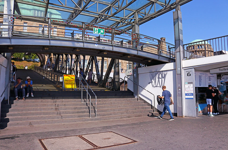 Die Brücke 6 an den St. Pauli Landungsbrücken in Hamburg