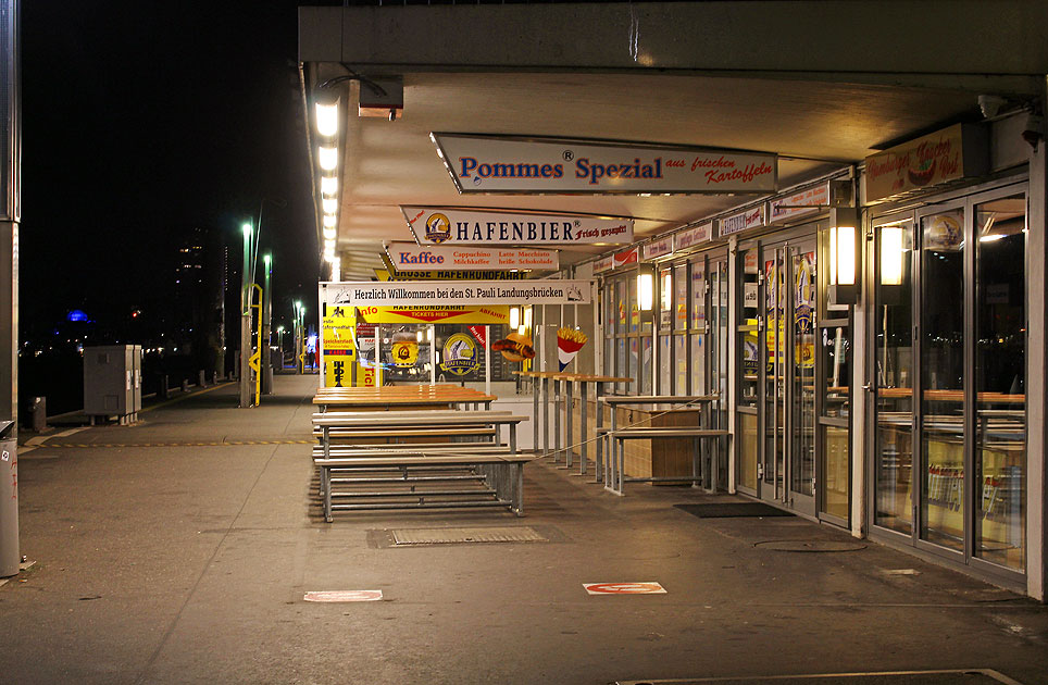 Nachts an den St. Pauli Landungsbrücken