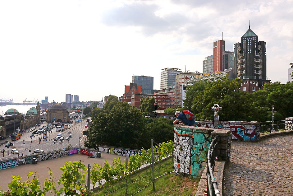 Oben auf dem Stintfang in Hamburg mit dem Alten Elbtunnel, dem Weinberg und dem Hotel Hafen Hamburg