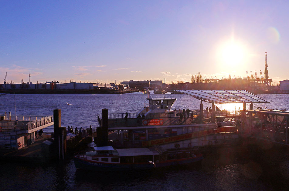Winterwetter und Sonnenwetter an den St. Pauli Landungsbrücken